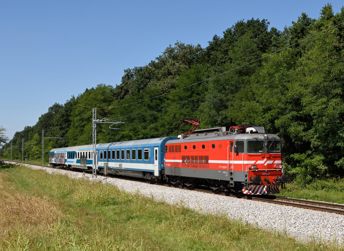 342 025 bespannte am 05. September 2019 den  MV 247 Citadella von Ljubljana nach Budapest-Déli, fotografiert bei Kidričevo. 