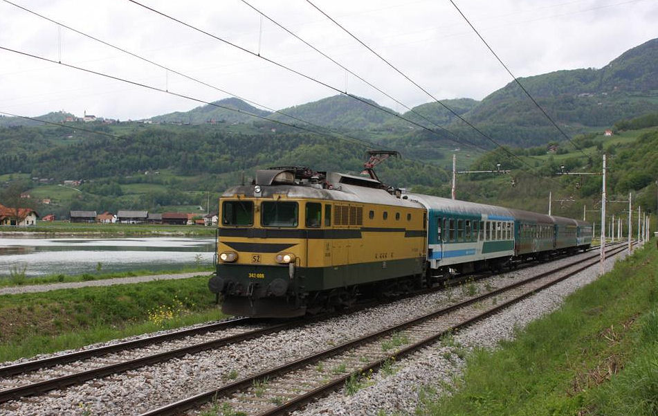 342006 Altlack ist mit einem Schnellzug am 29.4.2008 bei Orchovo in Richtung Dobova slowenisch, kroatische Grenze unterwegs. 