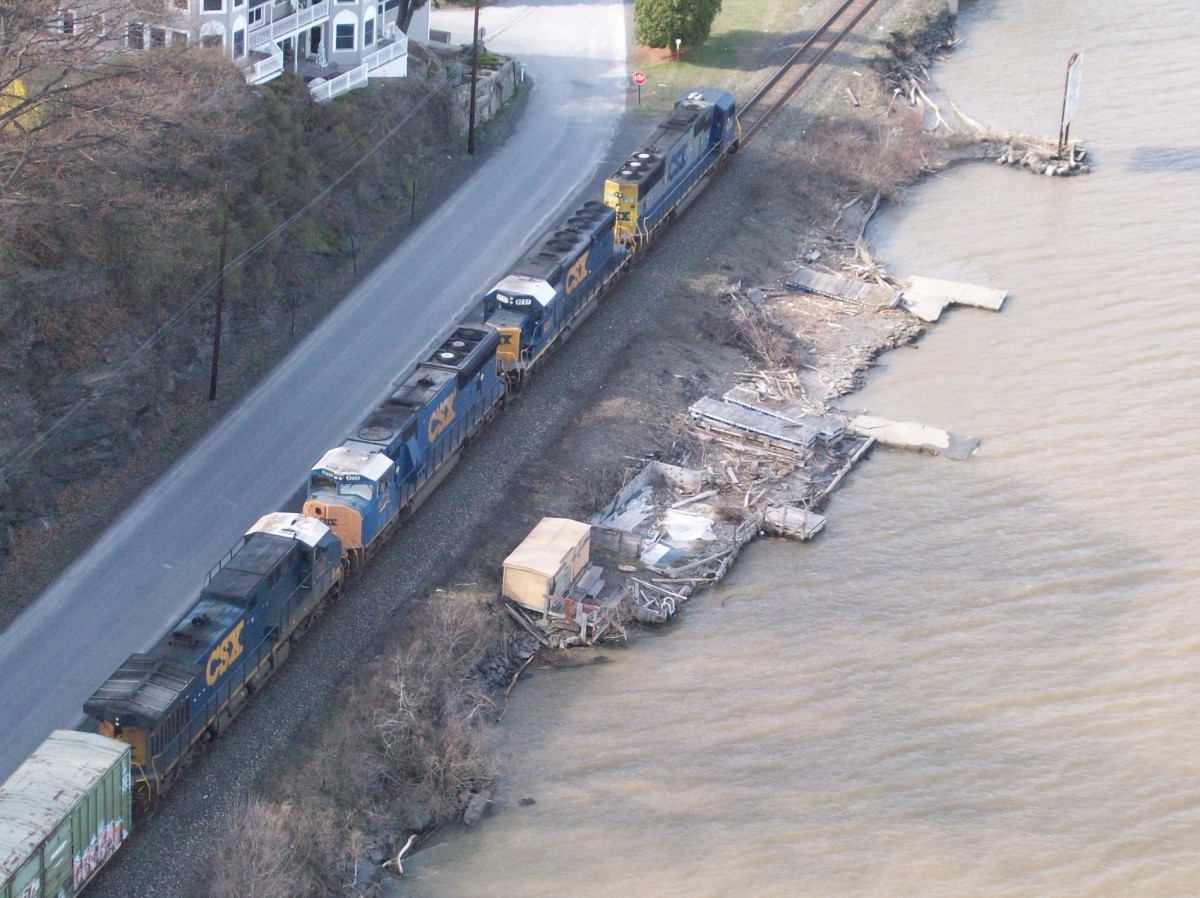 3.4.2010 Poughkeepsie, NY. 4 CSX Loks auf der Westside des Hudson vom Poughkeepsie Walkway (ehem. Bahnbrücke) aufgenommen. Von der Spitze: 8726 - 8237 - 4775 - x