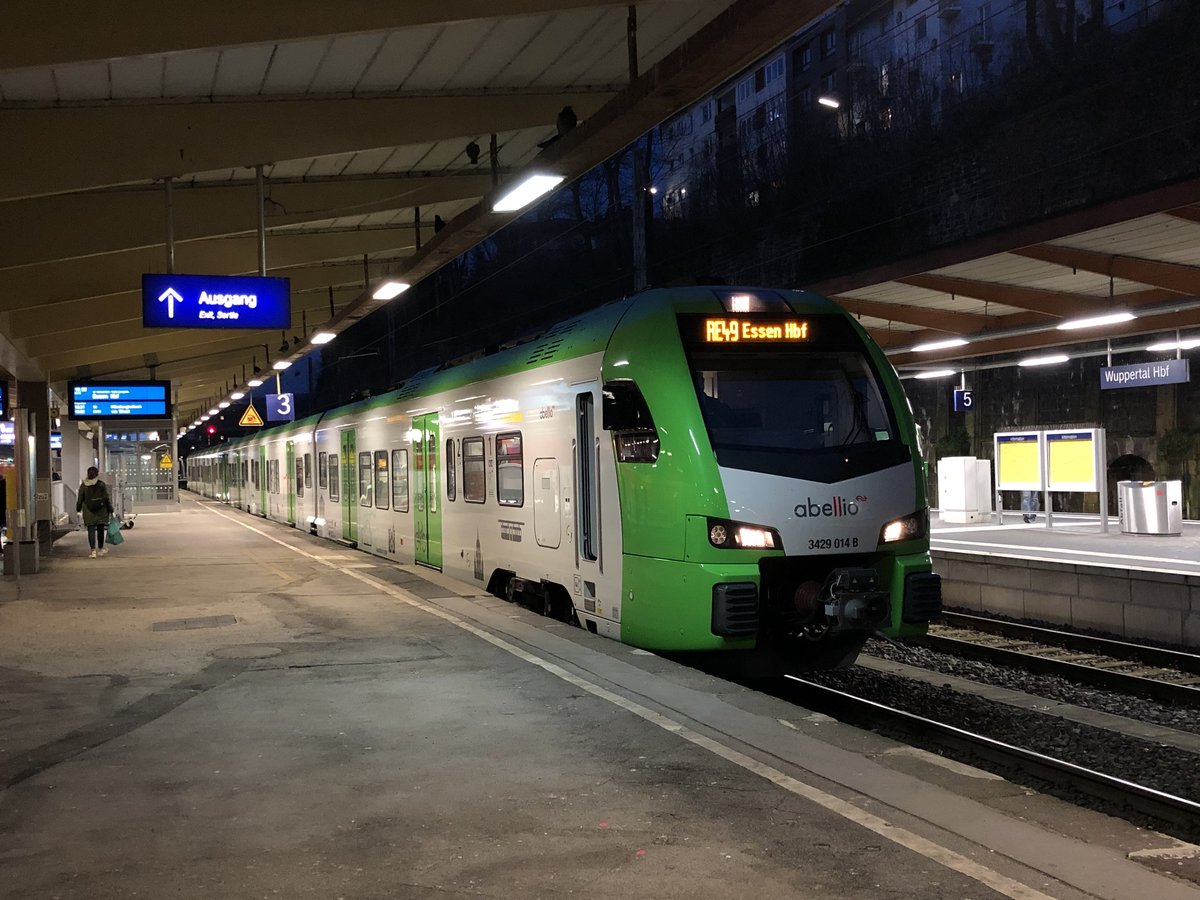 3429 014 bereitet die Abfahrt von Wuppertal Hbf mit einem RE49 nach Essen Hbf vor. 16.03.20.