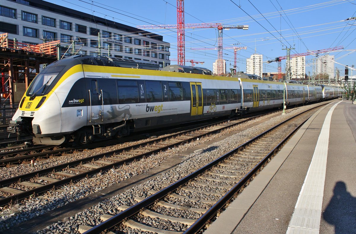 3442 204-8 verlässt am 16.11.2018 als RE17659 nach Rottweil den Stuttgarter Hauptbahnhof.