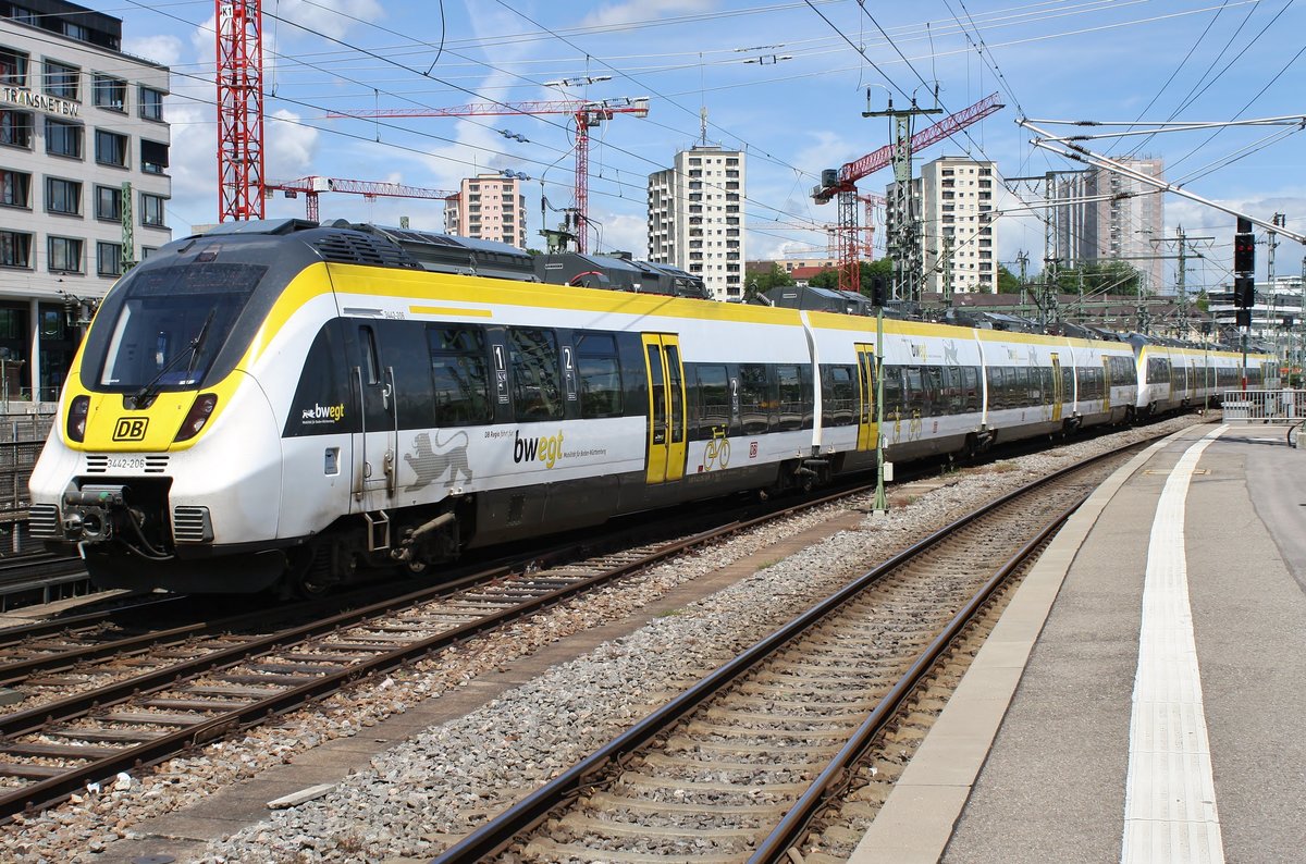 3442 206-3 erreicht am 31.05.2019 als RE17656 von Rottweil den Stuttgarter Hauptbahnhof.