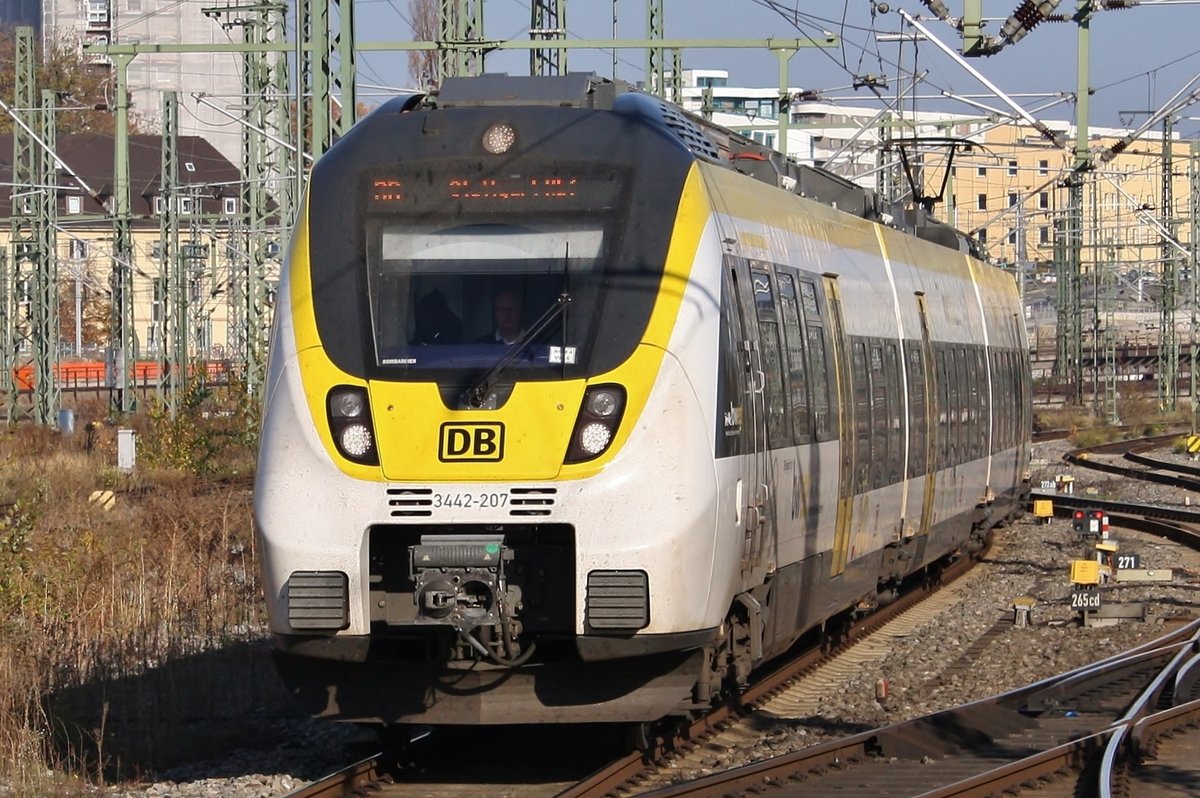 3442 207-1 erreicht am 16.11.2018 als RB17560 von Gaildorf West den Stuttgarter Hauptbahnhof.