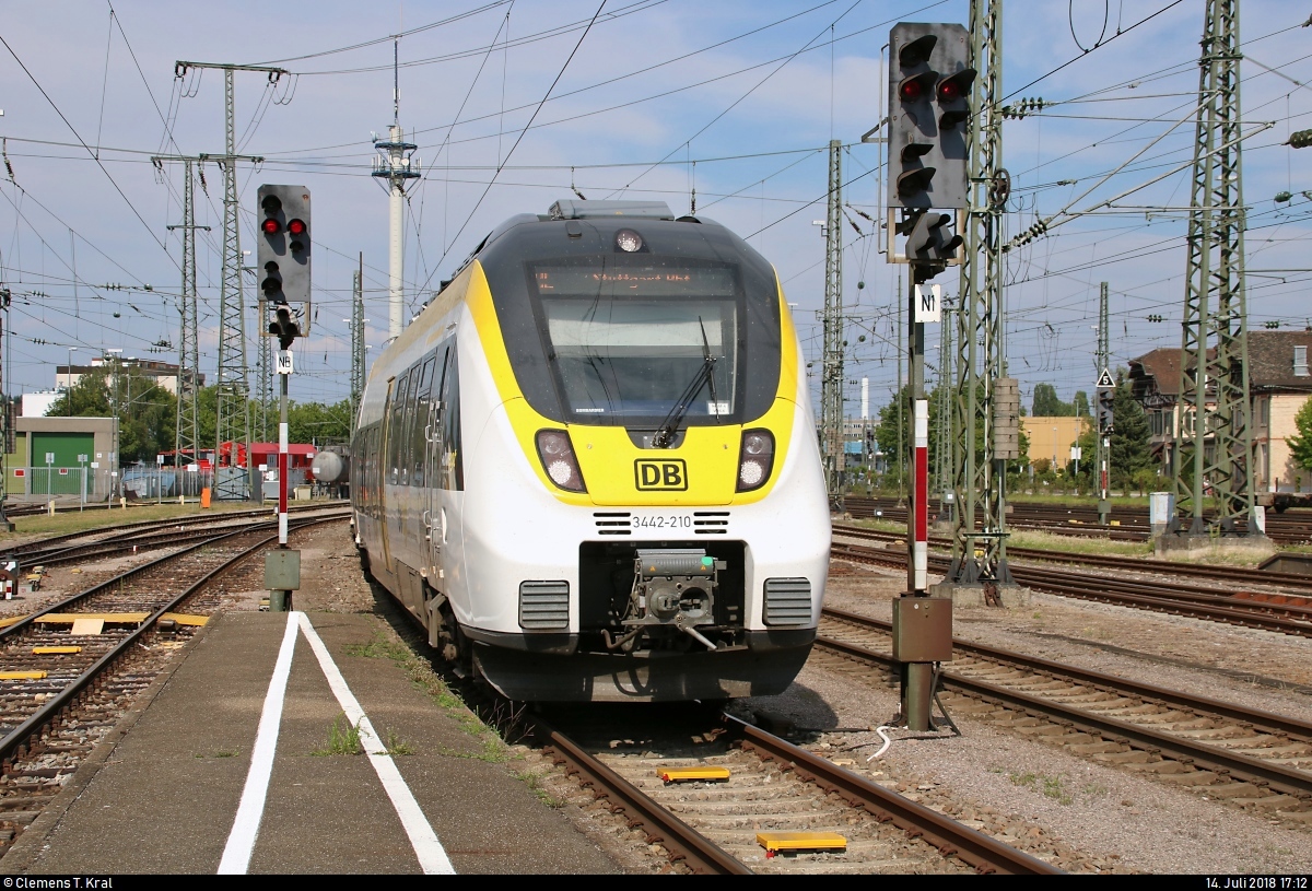 3442 210 und 3442 702 (Bombardier Talent 2) von DB Regio Baden-Württemberg als RE 4778 von Konstanz nach Stuttgart Hbf erreichen den Bahnhof Singen(Hohentwiel) auf Gleis 1.
Diese RE-Linie verkehrt nur am Wochenende (zwei Zugpaare).
[14.7.2018 | 17:12 Uhr]