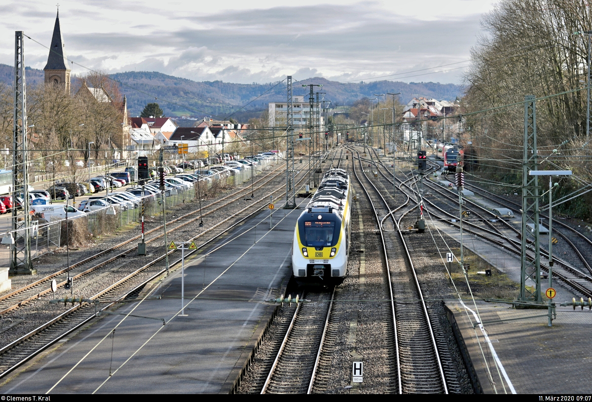 3442 215 (Bombardier Talent 2) von DB Regio Baden-Württemberg als RB 17516 (RB19) von Gaildorf West nach Stuttgart Hbf erreicht den Bahnhof Backnang auf Gleis 3.
Aufgenommen von der östlichen Fußgängerbrücke.
[11.3.2020 | 9:07 Uhr]