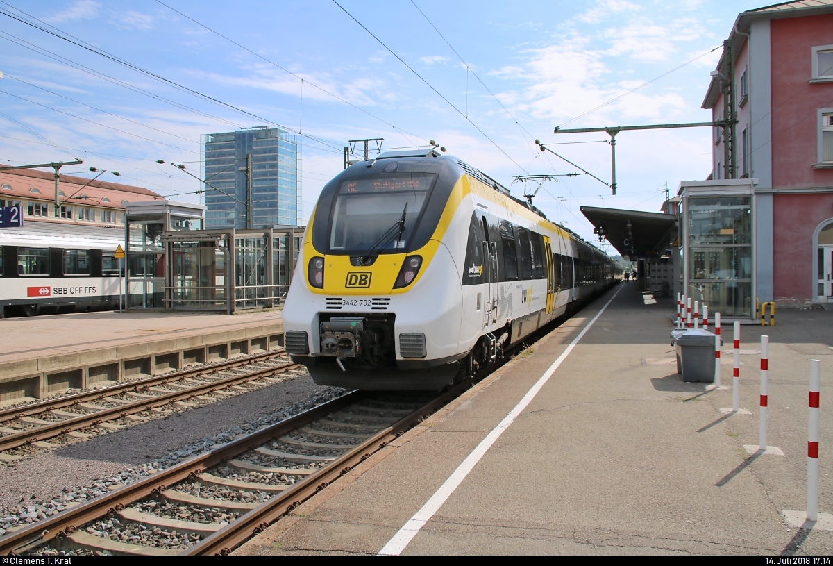 3442 702 und 3442 210 (Bombardier Talent 2) von DB Regio Baden-Württemberg als RE 4778 von Konstanz nach Stuttgart Hbf stehen im Bahnhof Singen(Hohentwiel) auf Gleis 1.
[14.7.2018 | 17:14 Uhr]
