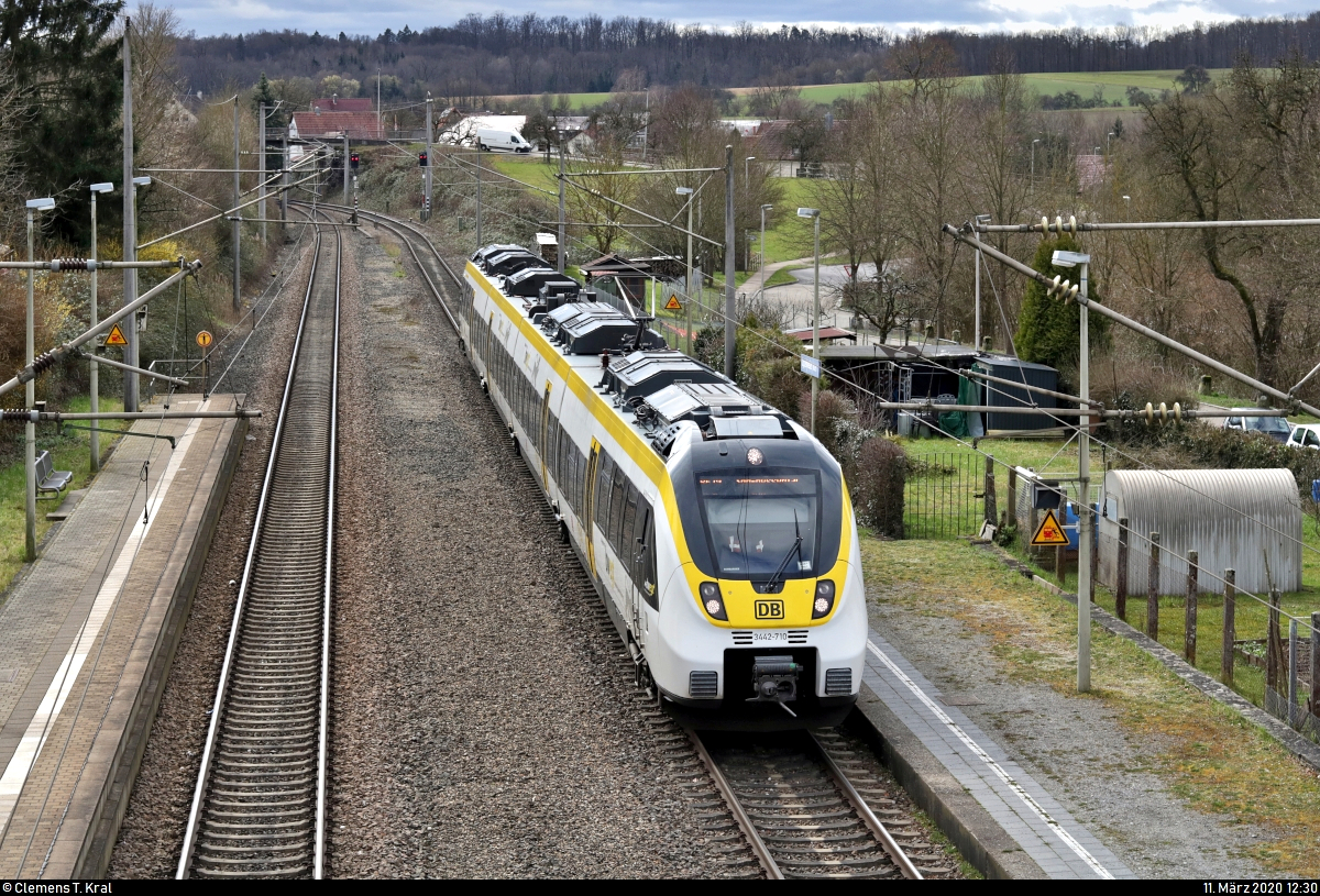 3442 710 (Bombardier Talent 2) von DB Regio Baden-Württemberg als RE 17525 (RE19) von Stuttgart Hbf nach Schwäbisch Hall-Hessental erreicht den Bahnhof Oppenweiler(Württ) auf der Bahnstrecke Waiblingen–Schwäbisch Hall-Hessental (Murrbahn | KBS 785).
Aufgenommen von der Fußgängerbrücke.
[11.3.2020 | 12:30 Uhr]