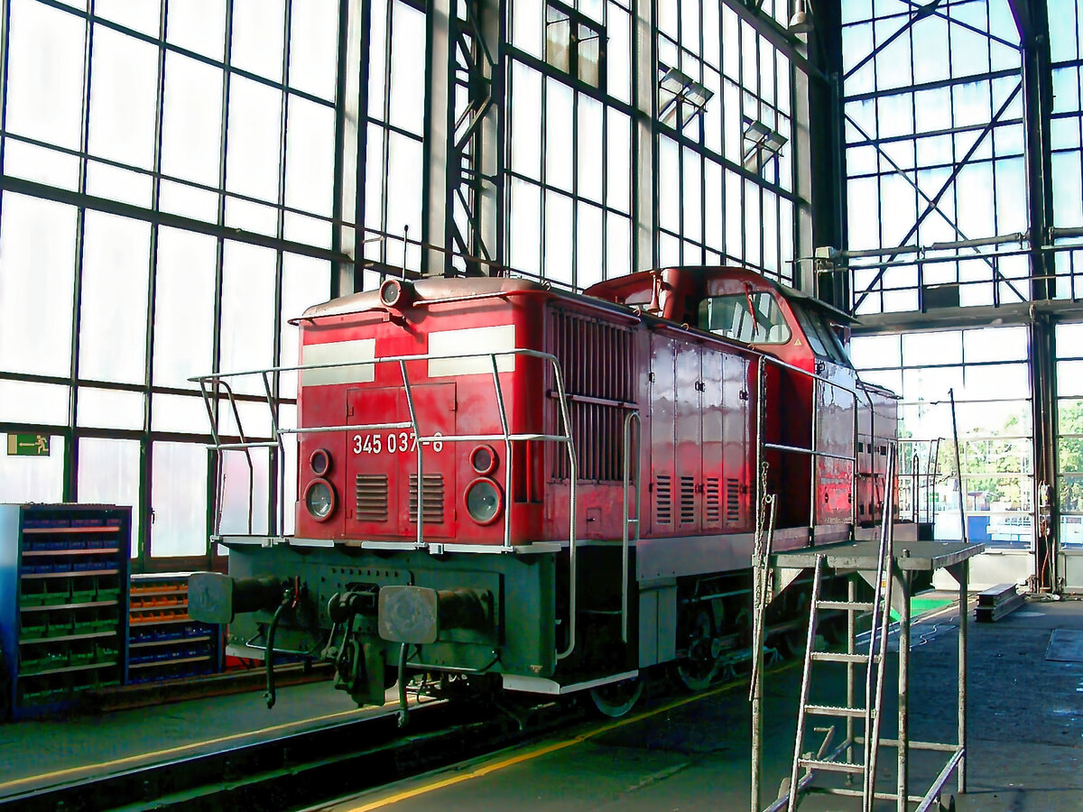 345 037 am 04.10.2003 im Schuppen des Bw. Saalfeld.