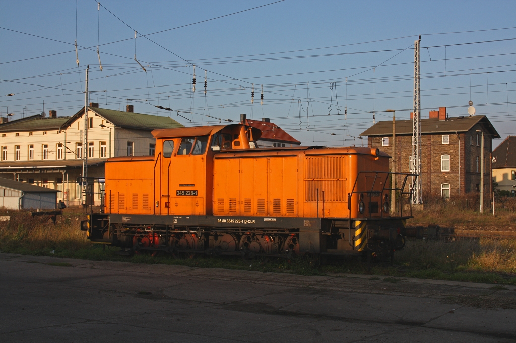 345 228 der CLR steht am 22.11.14 in Röblingen am See sich die Räder platt