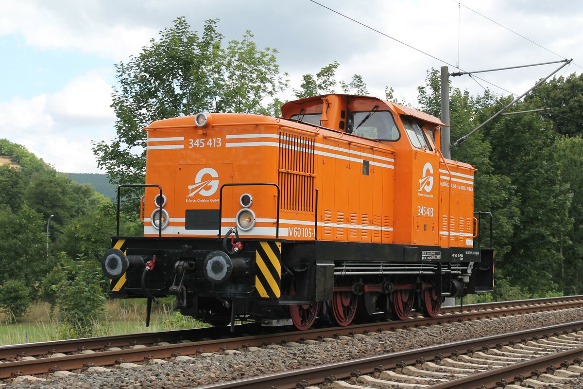 345 413 bzw. V60 105-1 (98 80 3345 413-9 D-EGB) der Erfurter Gleisbau GmbH am 15.7.2022 Lz zu sehen in Kaulsdorf