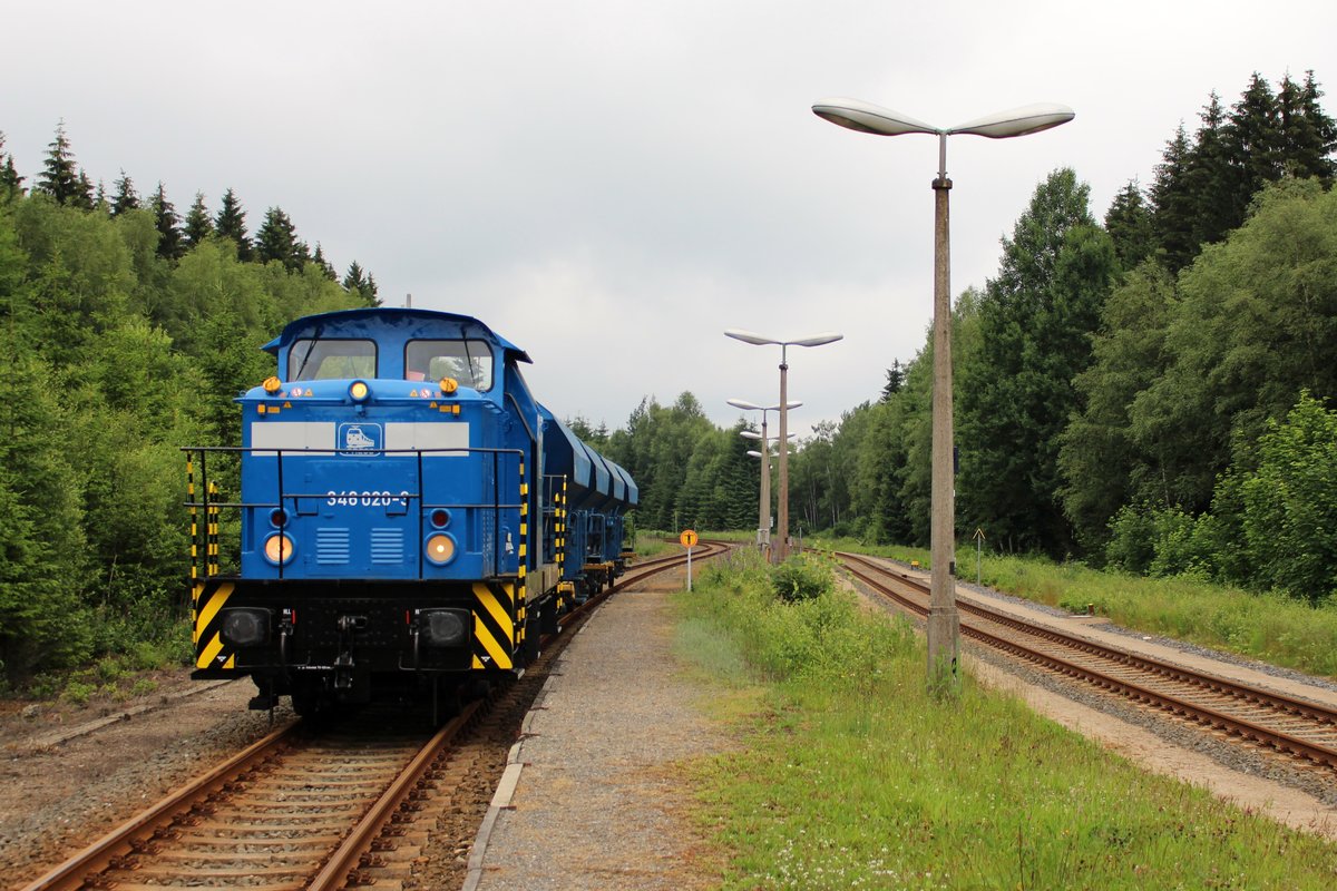 346 020-3 (345 213-3) der Press fuhr am 13.06.18 leere Schotterwaggons von Zwickau/Sachs. nach Bad Brambach. Hier ist der Zug in Muldenberg zu sehen.