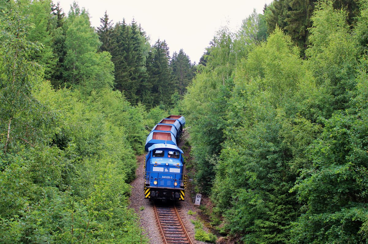 346 020-3 (345 213-3) der Press fuhr am 13.06.18 leere Schotterwaggons von Zwickau/Sachs. nach Bad Brambach. Hier ist der Zug bei Gunzen zu sehen.