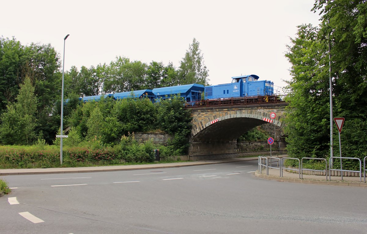 346 020-3 (345 213-3) der Press fuhr am 13.06.18 leere Schotterwaggons von Zwickau/Sachs. nach Bad Brambach. Hier ist der Zug bei der Einfahrt in Adorf/V. zu sehen.
