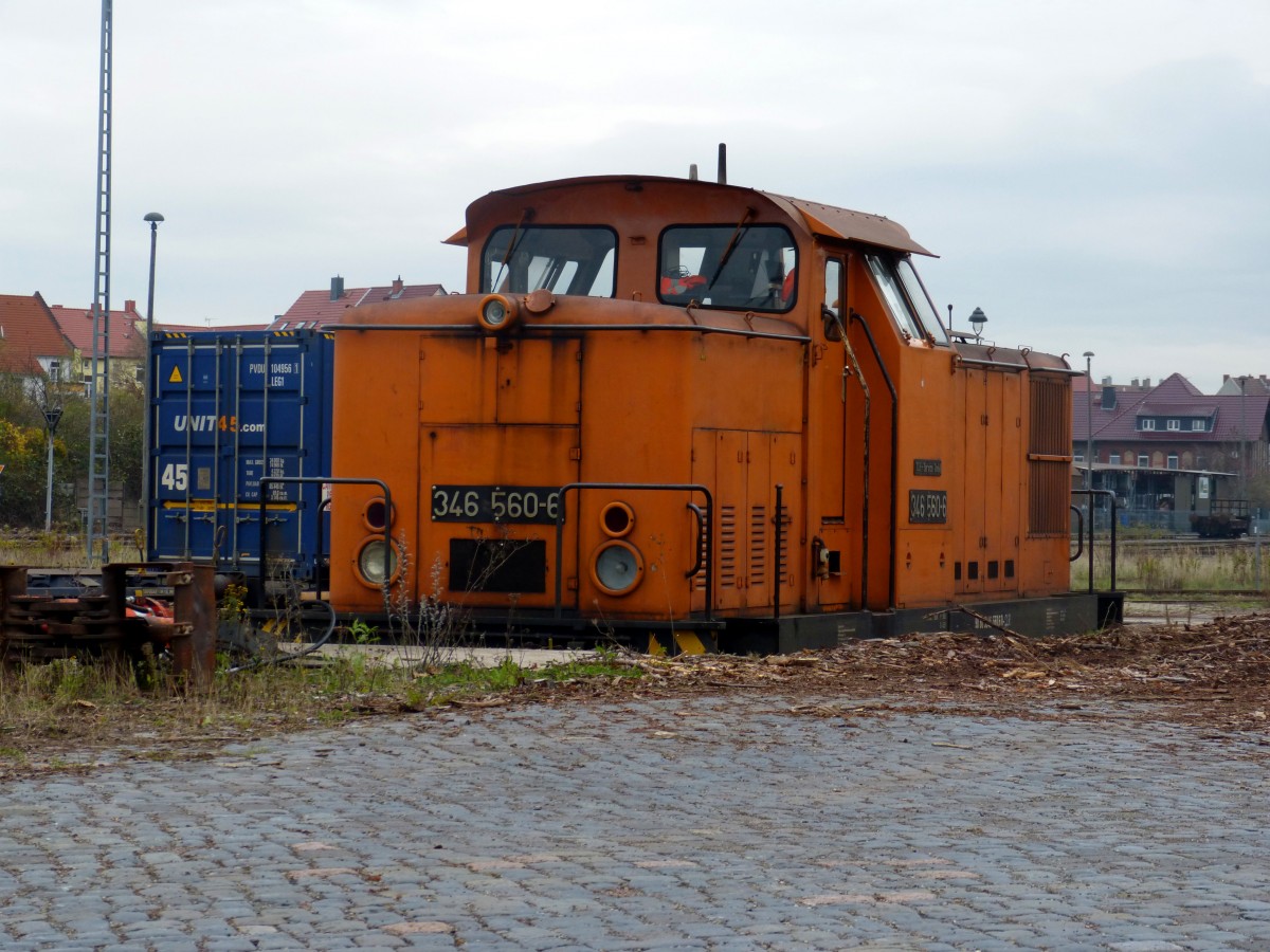 346 560-6 dicht geparkt an der Laderampe des alten Kornhauses in Nordhausen. Aufnahme entstand von der Strae  Am Kornhaus  aus 01.11.2013
