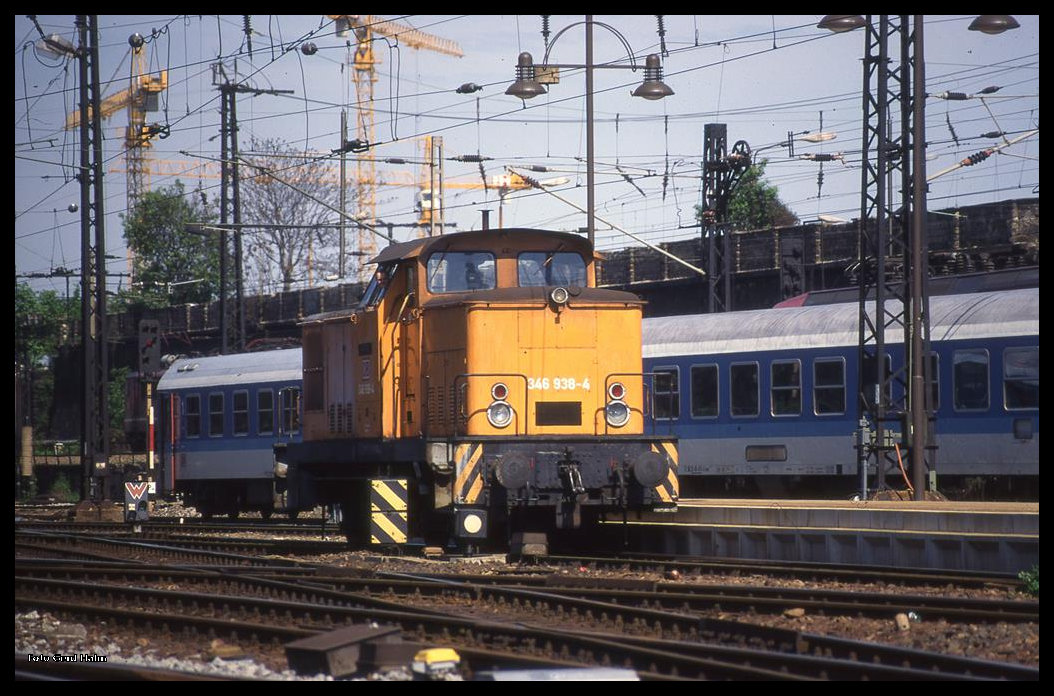 346938 rangiert am 18.05.1996 um 10.25 Uhr solo im Gleisvorfeld des HBF Dresden.