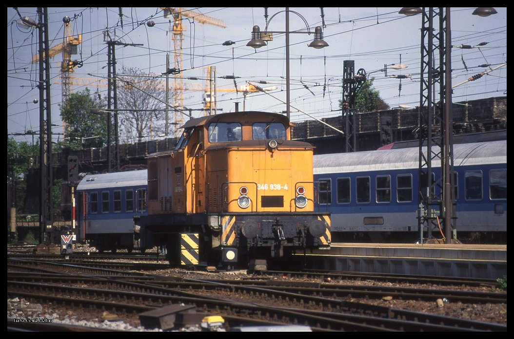 346938 rangiert am 18.05.1996 um 10.25 Uhr solo im Gleisvorfeld des HBF Dresden.