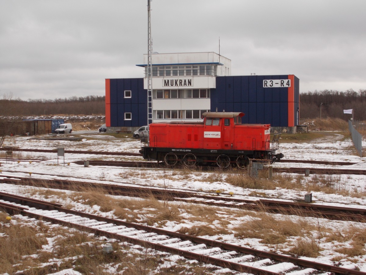 347 975,von Baltic Port Rail Mukran,vor dem Breitspurstellwerk am 07.Februar 2015.Auch 347 096 stand in der Nähe,nur die Dritte:347 079 stand in der Werkstatt.Aufgenommen von einer Straße aus.