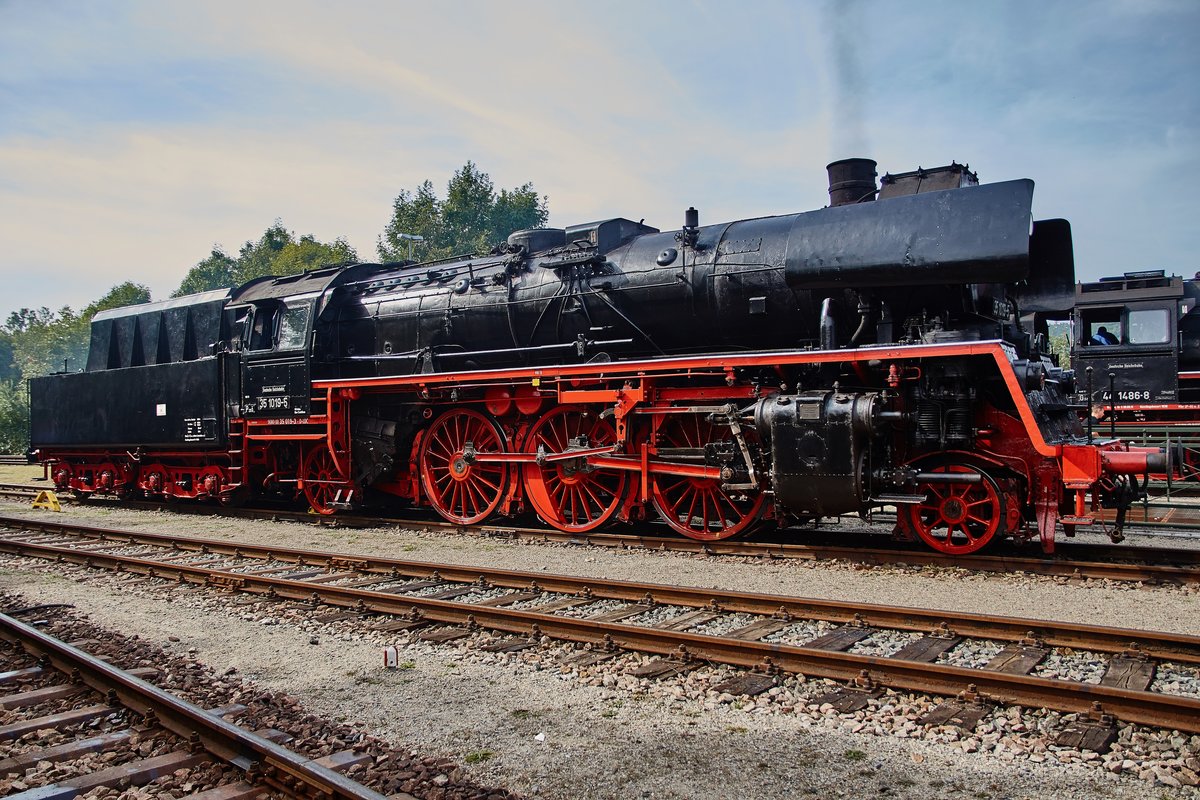 35 1019-5 ist als Gastlok am 03.09.16 zu den XXII. Dampfloktagen in Meiningen zu sehen.
