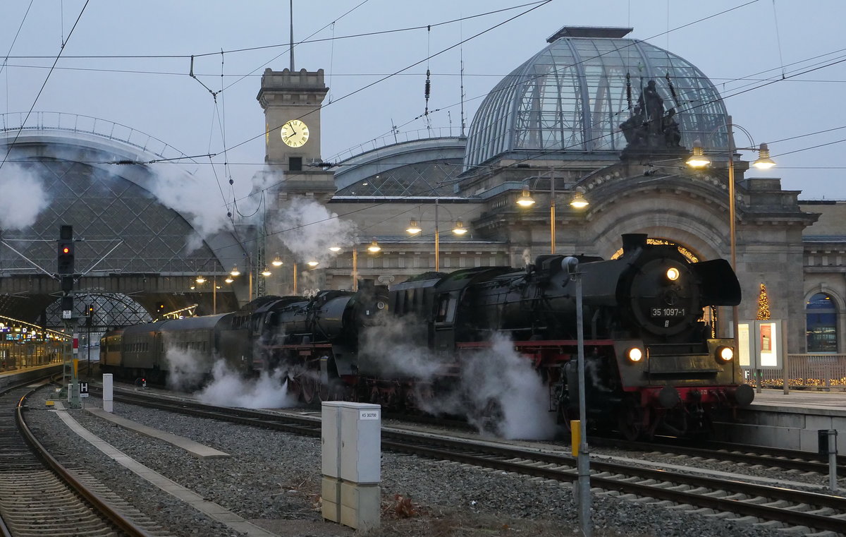 35 1097 und 03 2155 vor dem aus 16 Wagen bestehenden Sonderzug DPE 95951 Cottbus - Praha-Smichov; Dresden Hbf. 15.12.2018
