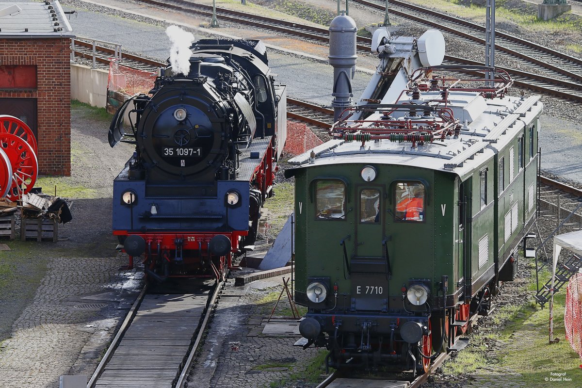 35 1097-1 & E77 10 im Eisenbahnmuseum Dresden, April 2017.