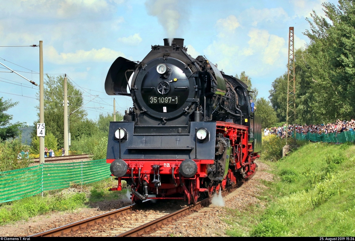 35 1097-1 (23 097) der Interessengemeinschaft Traditionslok 58 3047 e.V. zeigt sich den Fotografen bei der Lokparade des 28. Heizhausfests im Sächsischen Eisenbahnmuseum Chemnitz-Hilbersdorf (SEM).
(verbesserte Version mit erneutem Weißabgleich)
[25.8.2019 | 15:26 Uhr]