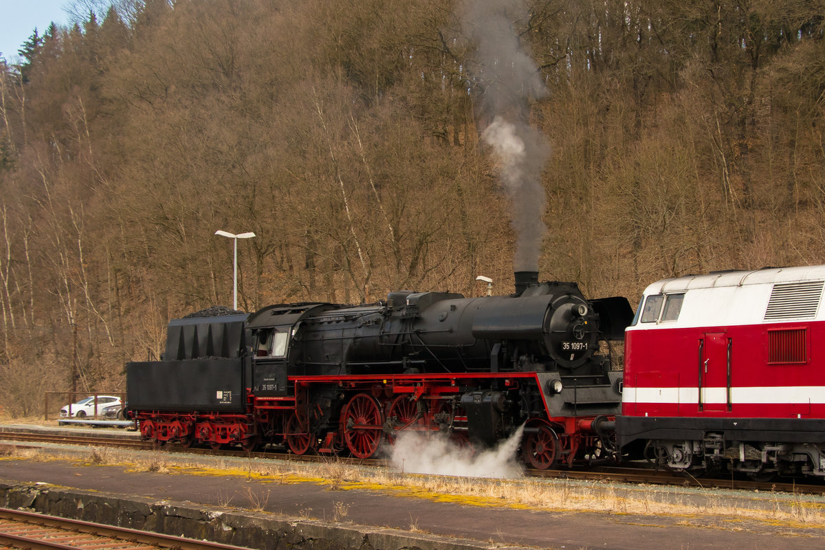 35 1097-1 am 24. März 2018 im Bahnhof Adorf (V.) . 