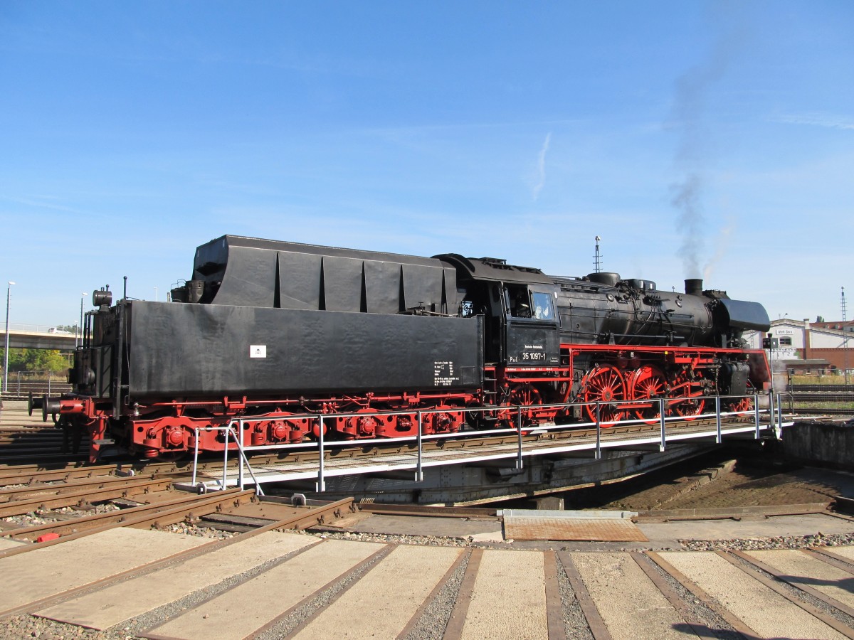 35 1097-1 am 28.09.2013 auf der Drehscheibe bei den  3. Verkehrshistorischen Tagen  der  Geraer Eisenbahnwelten e. V. .