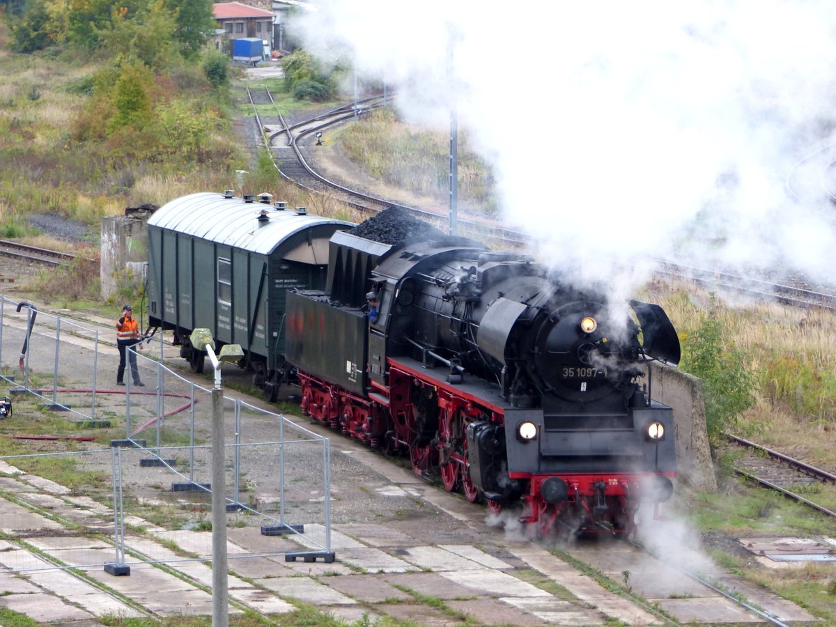 35 1097-1 beim rangieren vor dem Bahnbetriebswerk Gera am 4.10.2019
