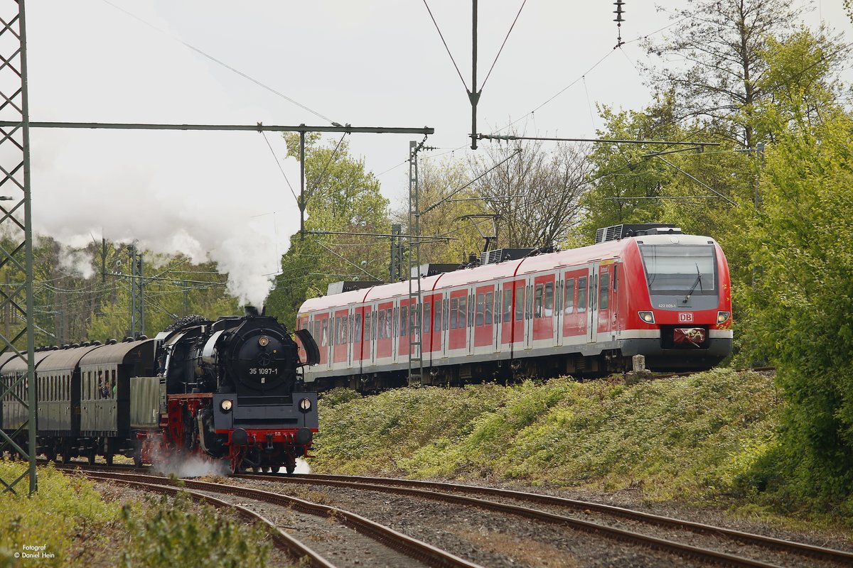 35 1097-1 und rechts 422 009 als S3 in Bochum Dahlhausen, am 29.04.2017.