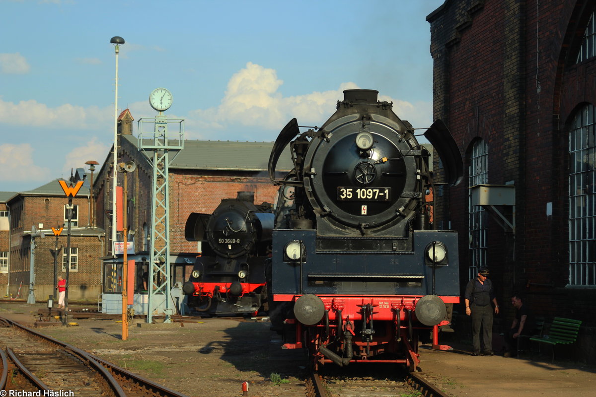 35 1097-1 steht und macht eine Pause während 50 3648-8 gedreht wird.