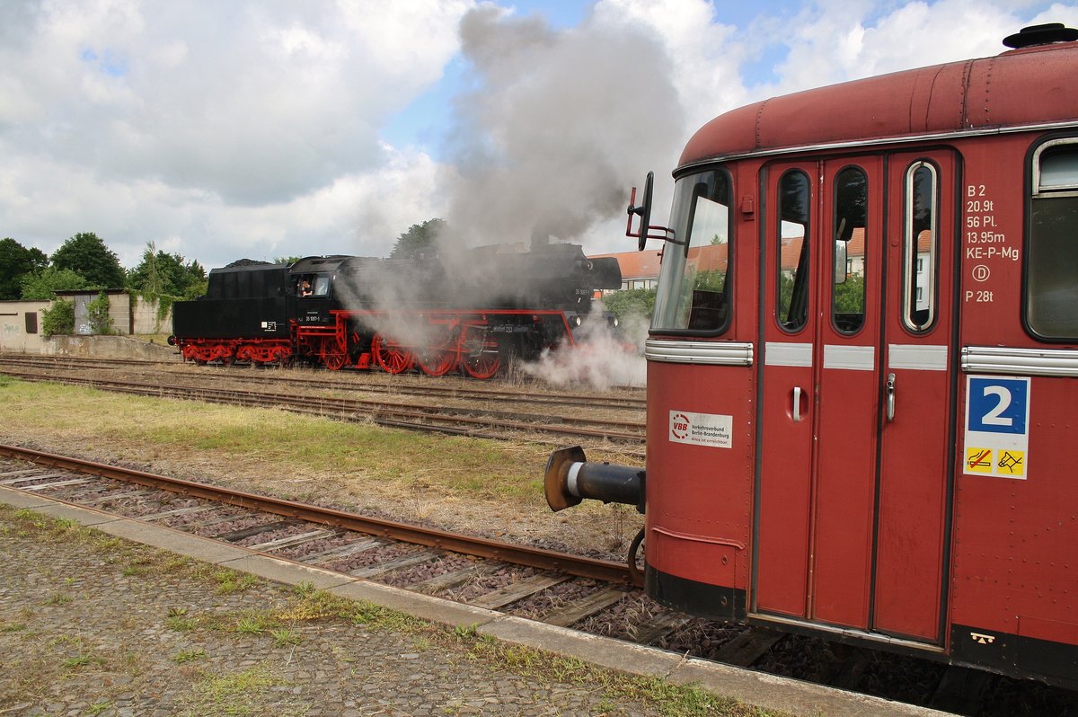 35 1097-1 trifft am Morgen des 10.6.2017 in Pritzwalk auf 798 610-1, der auf dem Putlitzer Gleis für Pendelfahrten bereitsteht.