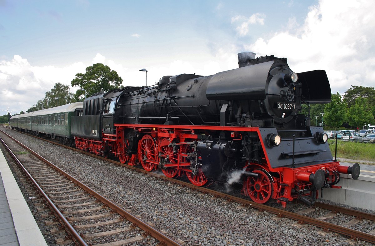 35 1097-1 wartet am 10.6.2017 mit dem Sonderzug nach Meyenburg im Bahnhof Pritzwalk auf Abfahrt.