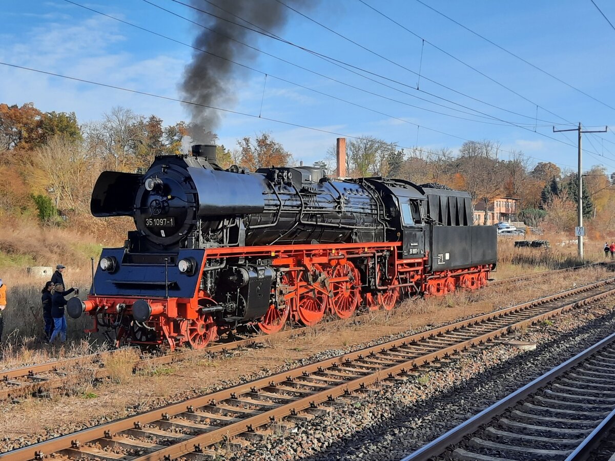 35 1097-1 wartet am 30.10.2021 in Neudietendorf auf den DPE 349 aus Hamburg-Harburg. Diesen wird sie dann als D 79648 nach Eisenach bis Meiningen bespannen.