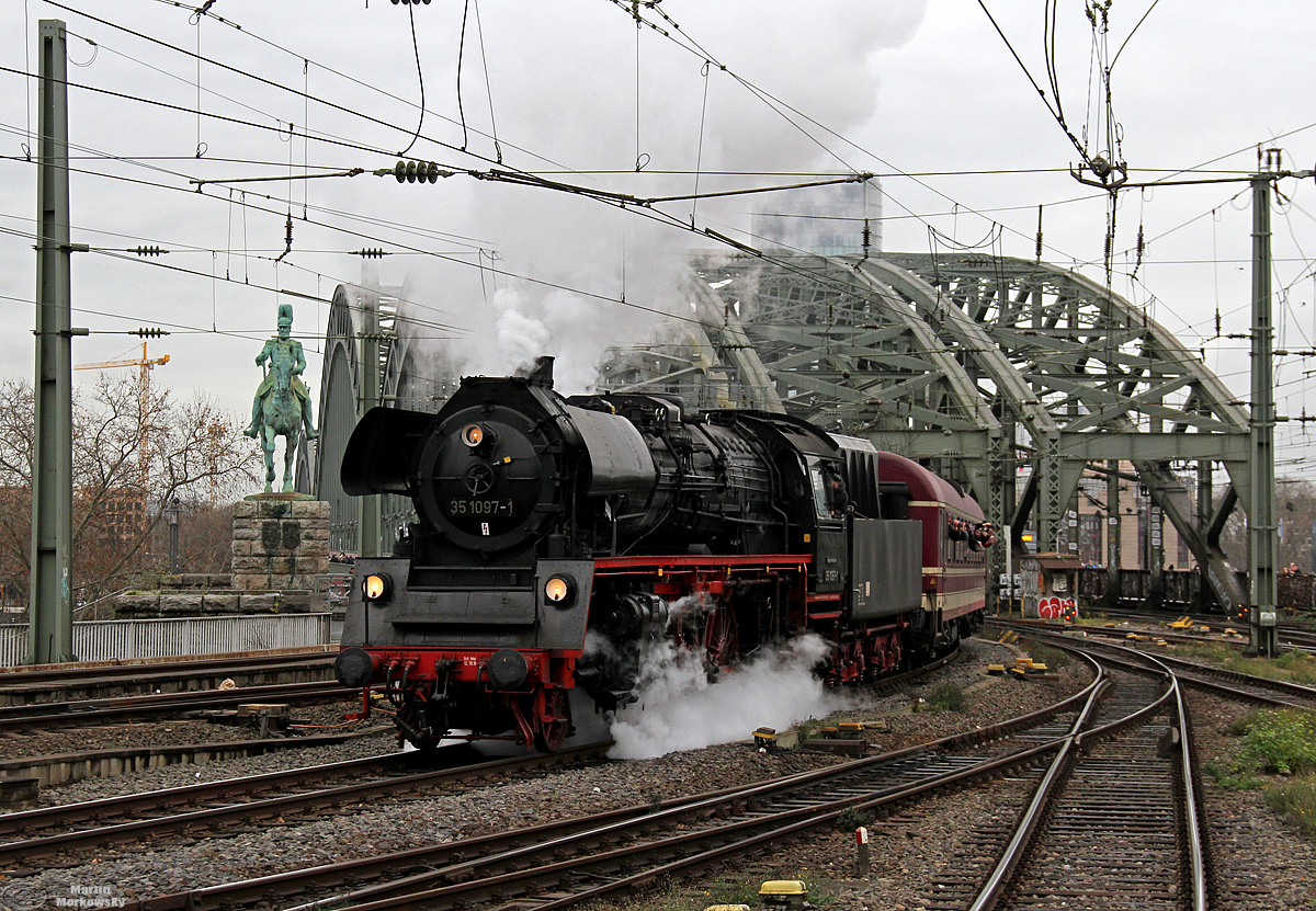 35 1097 mit einem Sonderzug aus Hamburg von Nostalgiezugreisen bei der Einfahrt in Köln Hbf am 07.12.2019. Die 35 1097 bespannte den Zug ab/bis Bielefeld