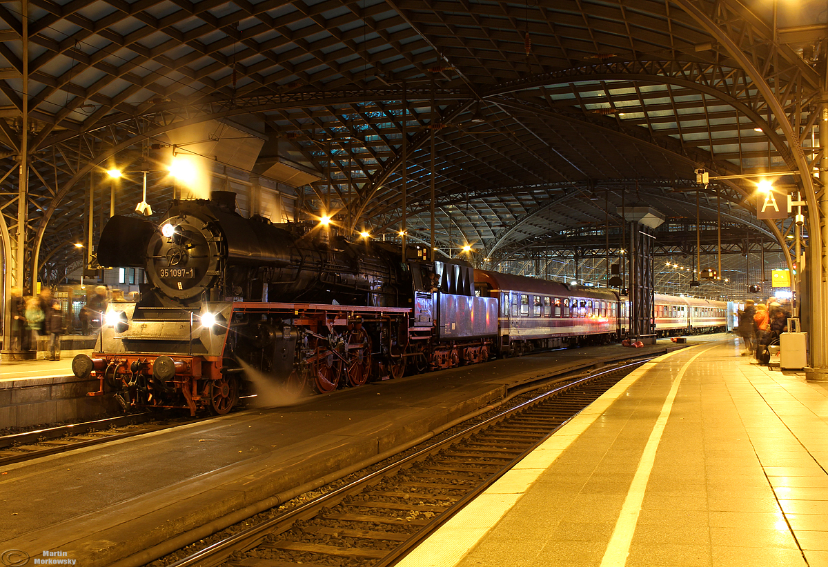 35 1097 mit einem Sonderzug nach Hamburg von Nostalgiezugreisen bei der Bereitstellung auf Gleis 5 in Köln Hbf am 07.12.2019. Die 35 1097 bespannte den Zug ab/bis Bielefeld