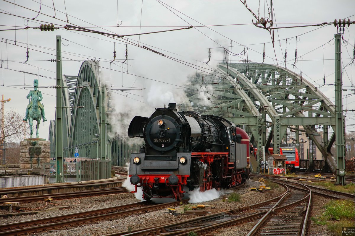 35 1097 mit Sonderzug aus Hamburg, bei der Einfahrt in Köln Hbf, am 07.12.2019.