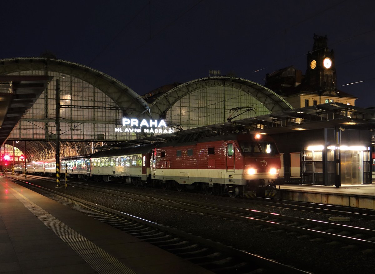 350 001-4 ist hier am 12.01.15 in Praha hl.n. zu sehen.