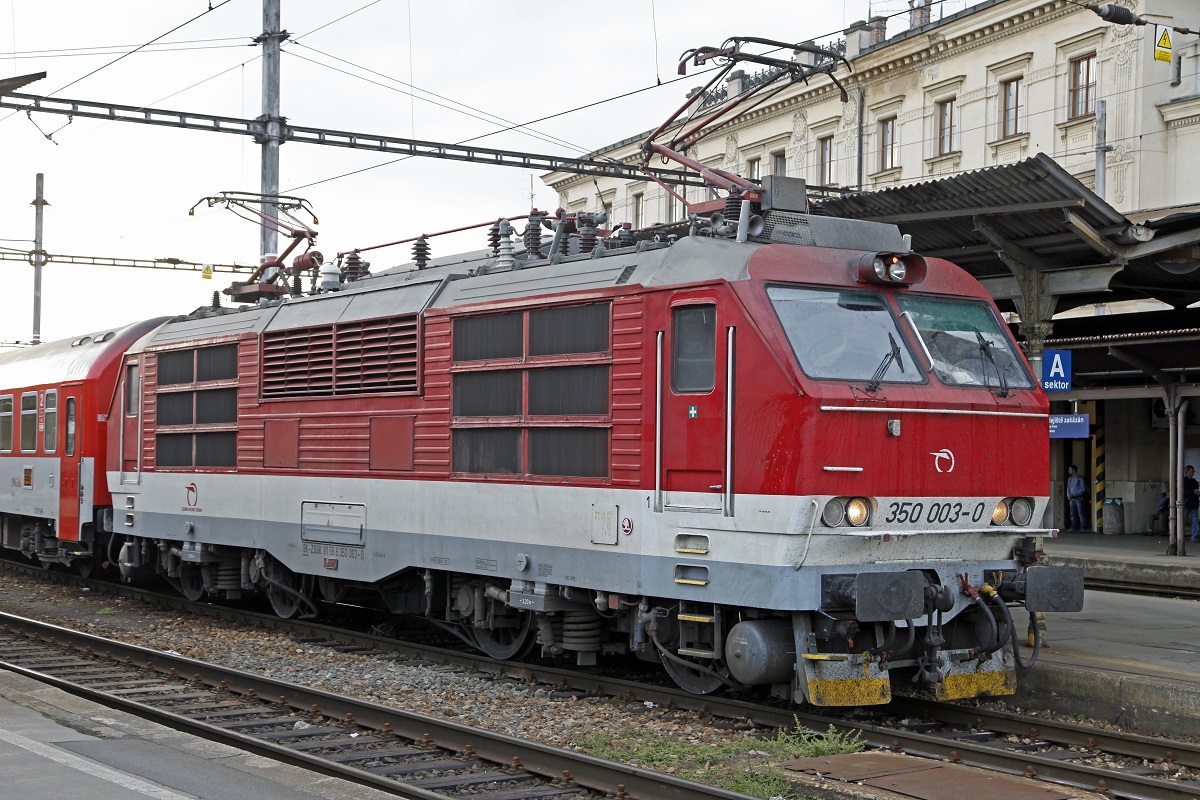 350 003 in Brno hl.n. am 23.10.2013.