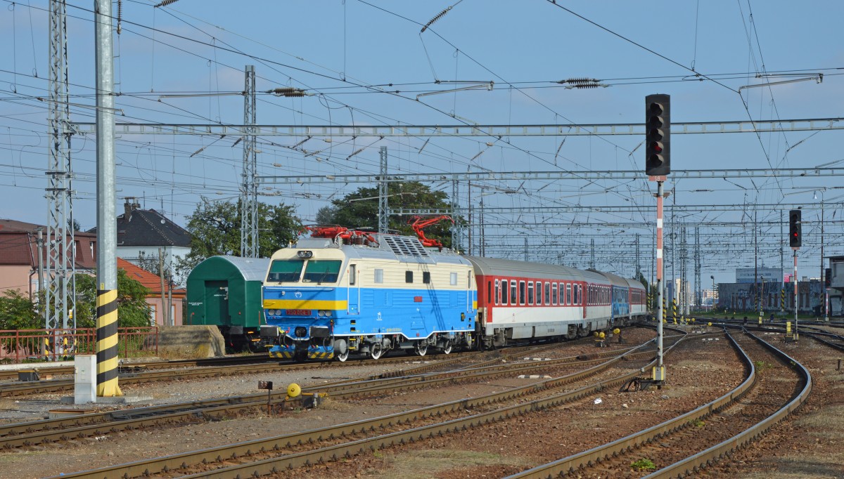 350 004-8 („Hugo“) mit leicht verspäteter IC 502 „Lyoness“ Košice/Kaschau (09:19) – Žilina/Sillein – Bratislava hl. st./Preßburg Hbf. (14:23) fährt in den Zielbahnhof an; 11.10.2014 