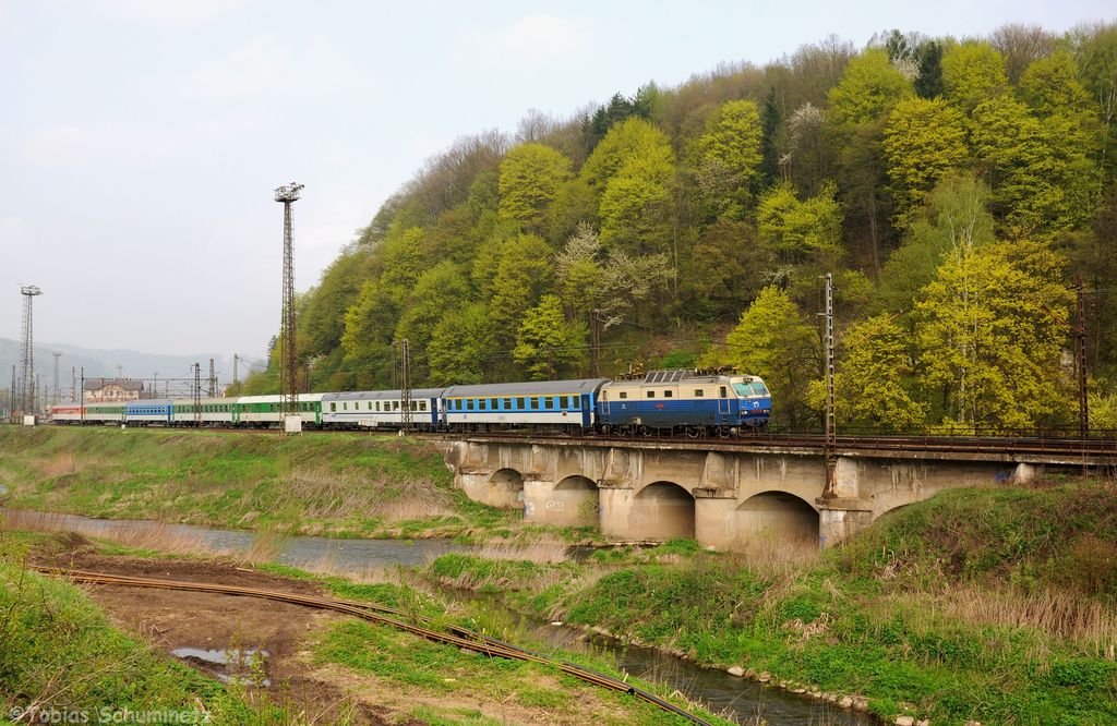 350 004 mit EX 275  Jaroslav Hašek  von Praha hl.n. nach Budapest-Keleti pu. am 30.04.2013 in Ústí nad Orlicí