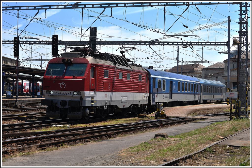350 007-1 mit EC170 nach Berlin in Bratislava Hlavná Stanica. (08.06.2014)