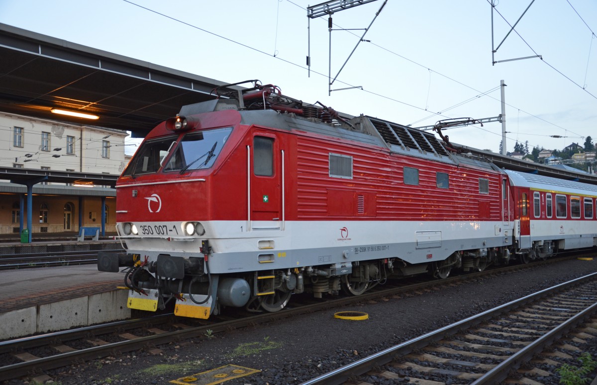 350 007-1 vor Abfahrt mit IC 501 „MARTINUS.SK“ Bratislava hl. st./Preßburg Hbf (05:37) – Žilina/Sillein – Poprad-Tatry/Deutschendorf – Košice/Kaschau (10:41); 08.05.2014