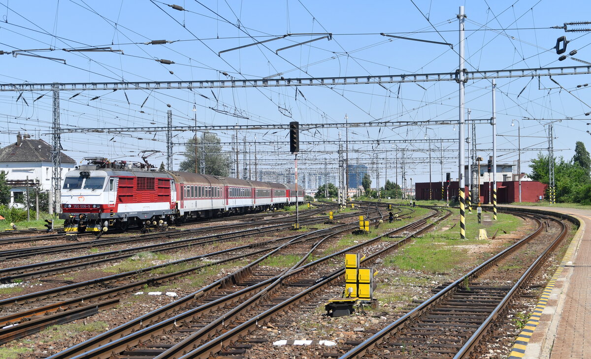 350 008 stellt am 10.07.2021, den Os 1851 (Bratislava hl.st - Surany) bereit