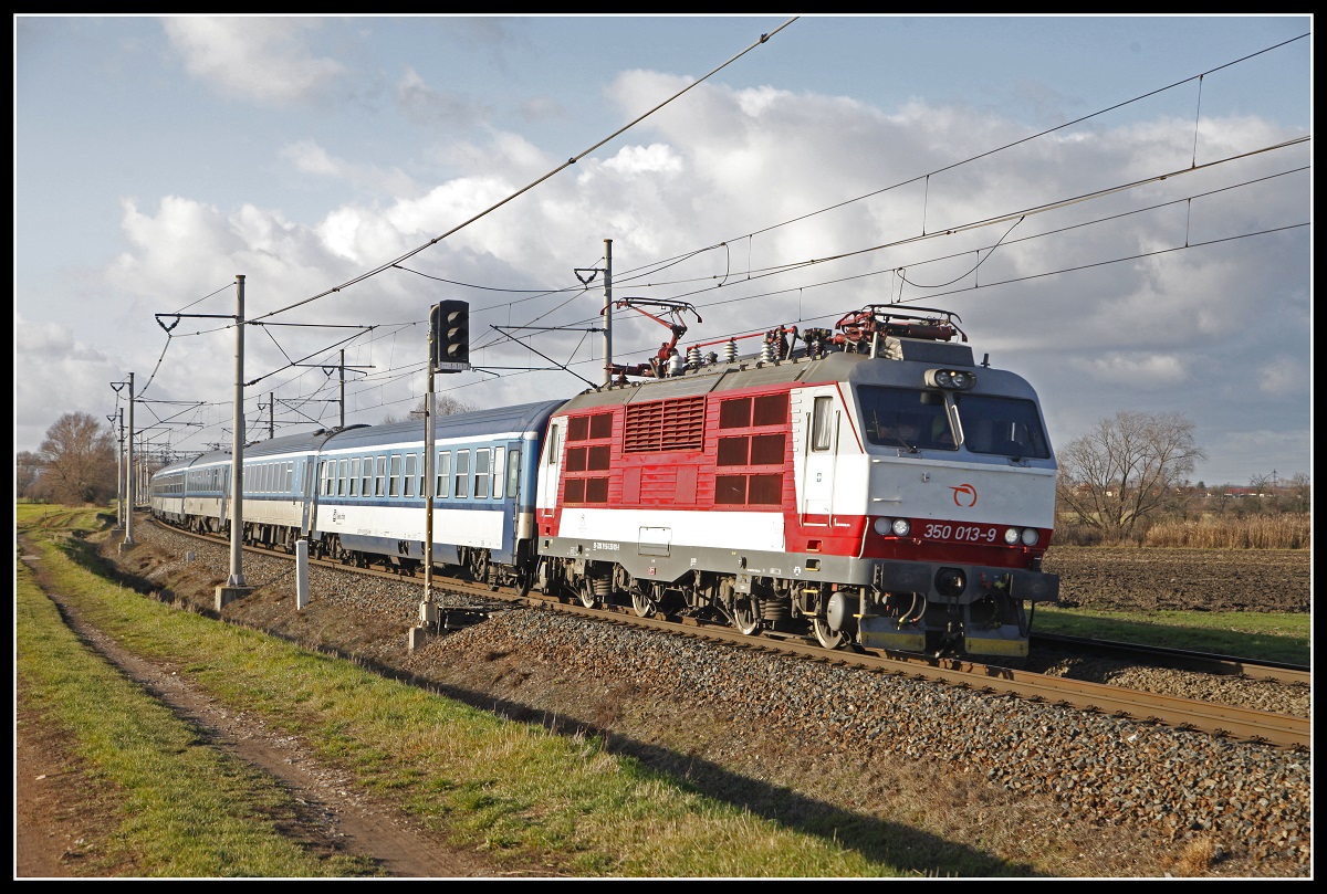 350 013 bei Pardubice Opocinek am 10.12.2019.