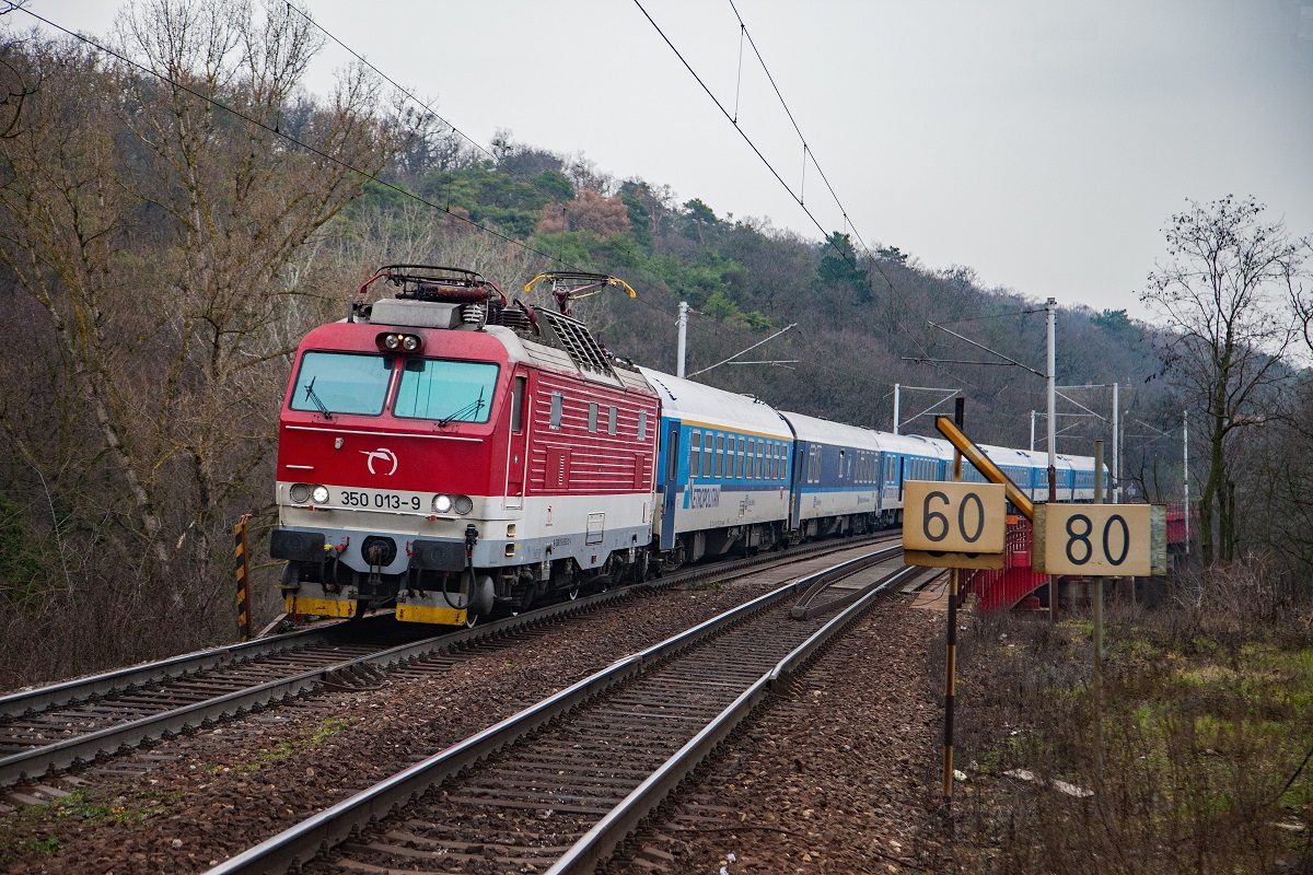 350 013 mit Reisezug bei Bratislava am 12.01.2018.