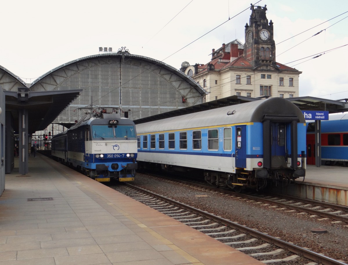 350 014-7 steht am 24.08.14 in Praha hl.n mit einem Waggon.