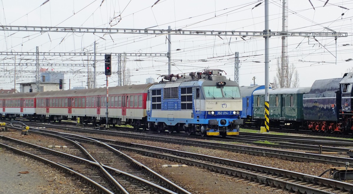 350 014-7 ZSSK fährt mit Garniturzug/Leerreisezug ins Bereich des Preßburger Hauptbahnhofs ein; 04.12.2014
