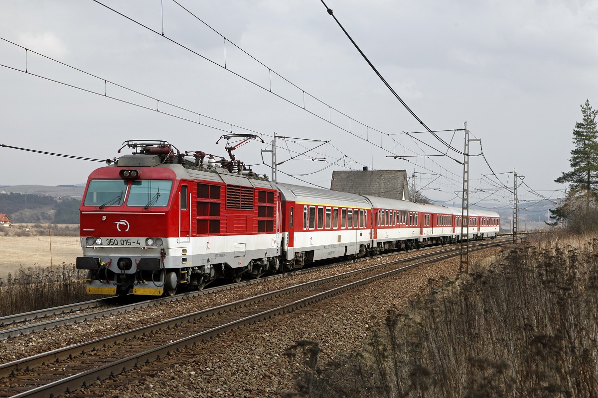 350 015 mit Intercity bei Ganovce am 23.03.2017.