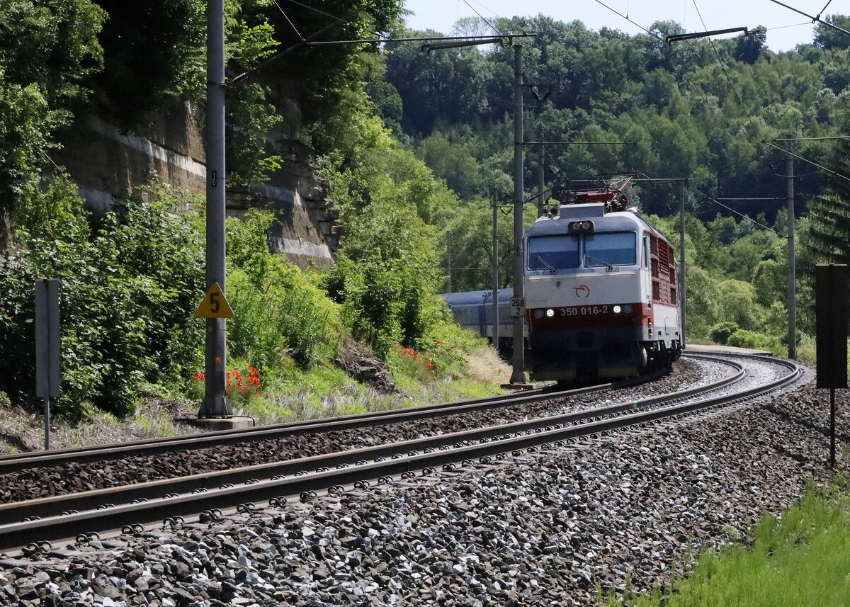 350 016-2 mit einem Schnellzug, sicher aus  Bratislava kommend, auf dem Wege nach Prag. 
Der Fotograf ist auf der Radroute 18  Richtung Choceň (deutsch Chotzen)  unterwegs.
18.06.2022  11:43 Uhr