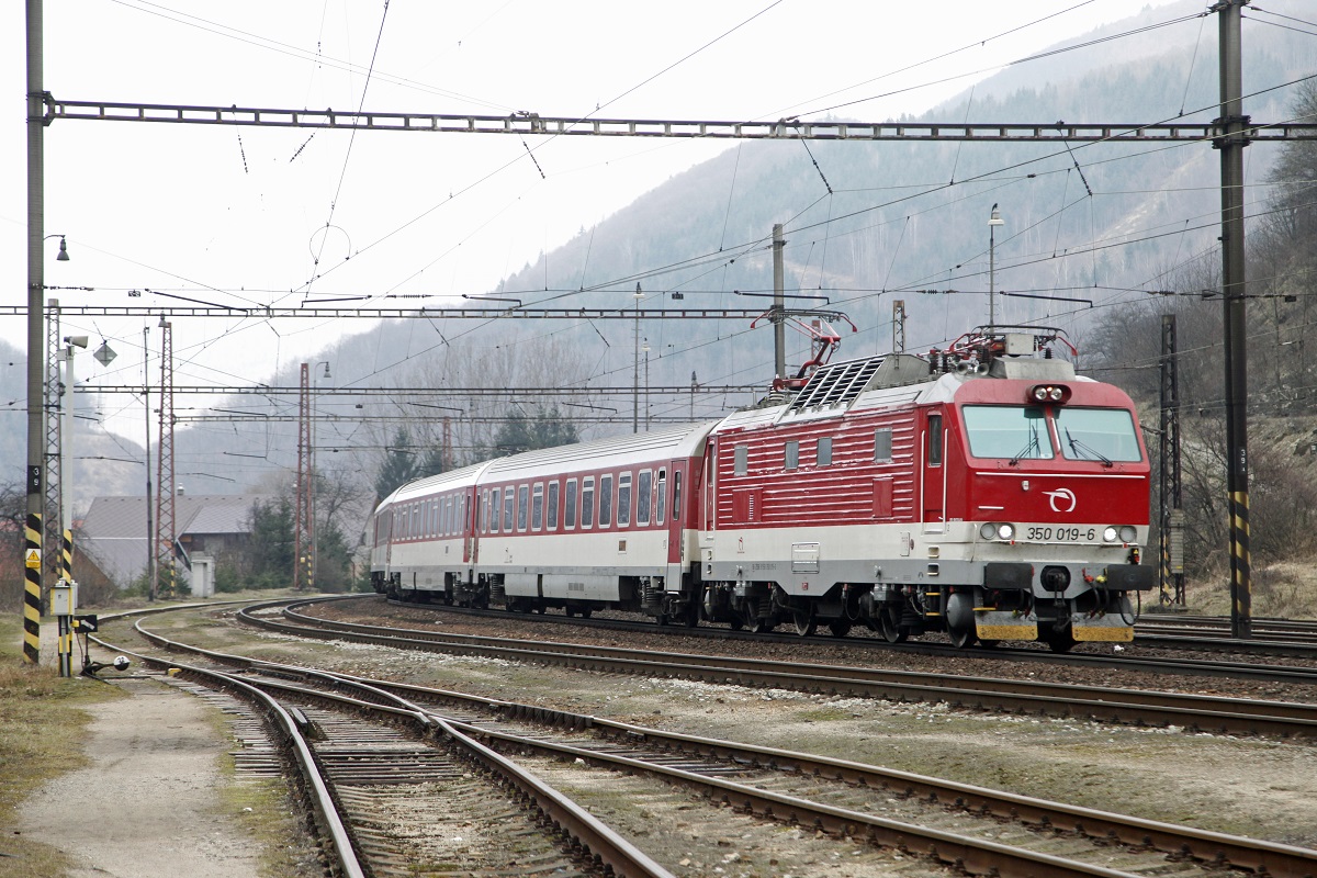 350 019 mit Intercity in Kralovany am 24.03.2017.